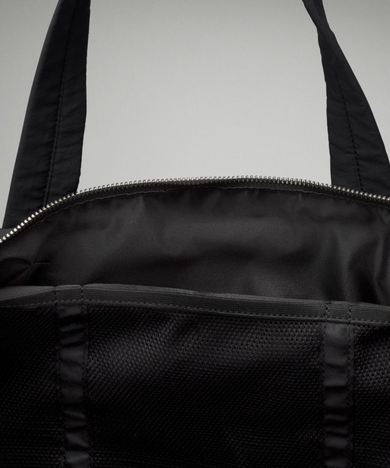 Lululemon On My Level Barrel Duffle Bag 16L Black / Gold Online Outlet Sale